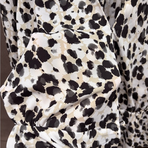 Cabi Leopard Animal Print Blouse Wrap Style Top Black White Womens Small - Picture 8 of 8